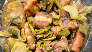 sườn non kho dưa cải